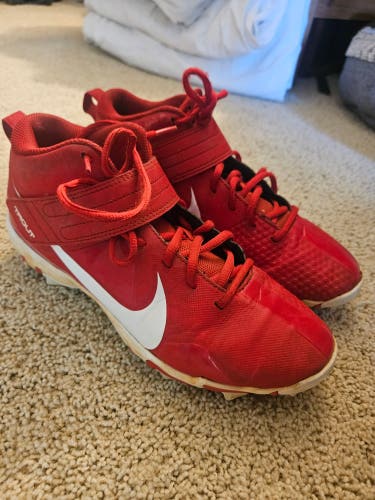 Red Women's Size M 7.5 (W 8.5) Nike (Used)