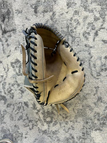 Wilson A2000 RH Catcher's Baseball Glove 33" (Used)