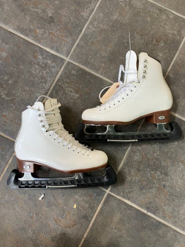 White Riedell Diamond Figure Skates Adult 6 (Used)