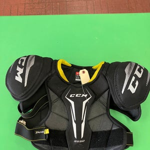 Medium Senior CCM Tacks 9550 Shoulder Pads (Used)