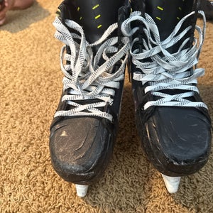 2021 Bauer Vapor Hyperlite Hockey Skates Regular Width 9.5 (Used)