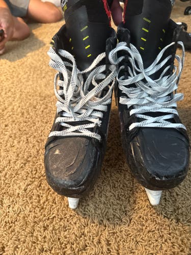 2021 Bauer Vapor Hyperlite Hockey Skates Regular Width 9.5 (Used)