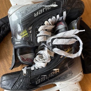 Bauer Vapor Hyperlite 2 Skates Regular Width 7.5 with Bauer Fly-Ti black steel blades (Used)