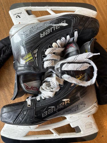 Bauer Vapor Hyperlite 2 Skates Regular Width 7.5 with Bauer Fly-Ti black steel blades (Used)