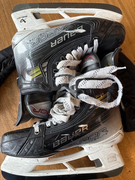 Bauer Vapor Hyperlite 2 Skates Regular Width 7.5 with Bauer Fly-Ti black steel blades (Used)