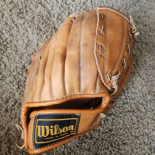 Wilson RH A2161 Jim "Catfish" Hunter Baseball Glove 11" Nice Game Ready Glove
