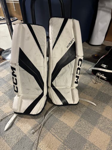 26" CCM YTFLEX 3 Goalie Leg Pads (Used)