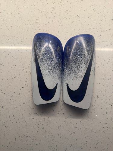 Unisex Large Nike Mercurial lite Shin Guards (Used)