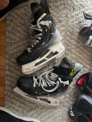 Bauer Vapor Hyperlite 2 Hockey Skates Regular Width Size 6.5 (Used)