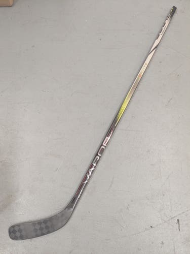 Intermediate Bauer Vapor Hyperlite 2 Right Handed Hockey Stick, P88 Curve, 55 Flex, S23 (New)