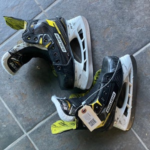 Junior Bauer Supreme M4 Hockey Skates Regular Width Size 2.5 (Used)