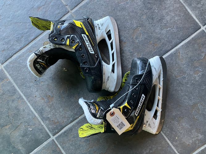 Junior Bauer Supreme M4 Hockey Skates Regular Width Size 2.5 (Used)