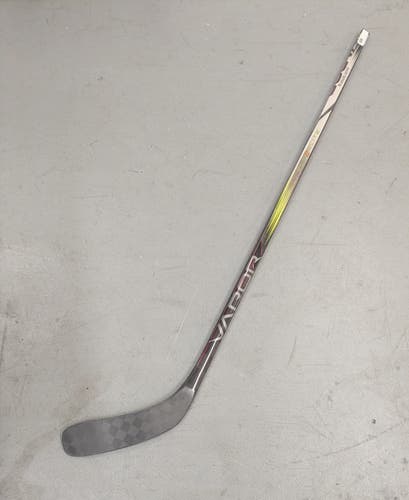 Junior Bauer Vapor Hyperlite 2 Hockey Stick, Right Hand, Multiple Curves, 50 Flex, S23 (New)