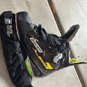 2022 Bauer Supreme Ignite Pro Hockey Skates Regular Width Size 5 (Used)