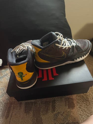 Men's Size M 9.0 (W 10.0) Nike Kyrie 7 Shoes (Used)