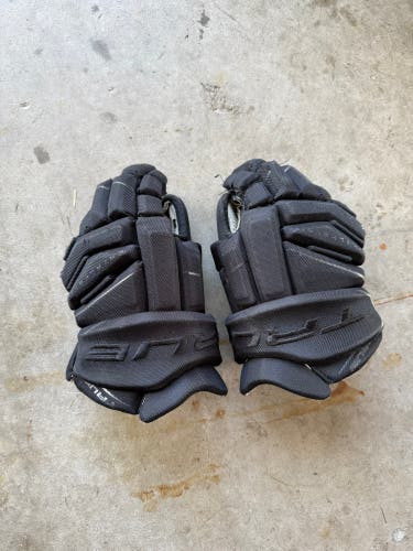 TRUE CATALYST BLACK HOCKEY GLOVES - S21 - JUNIOR 12”(Used)