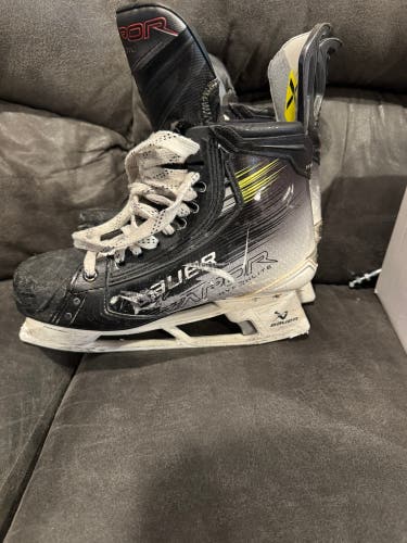 2022 Bauer Vapor Hyperlite 2 Hockey Skates 9.5 (Used)