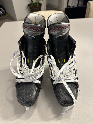 2023 Bauer Vapor Hyperlite 2 Hockey Skates Regular Width 7.5 (Used)