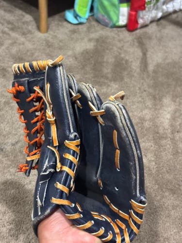 SP RH Baseball Glove 11" (Used)