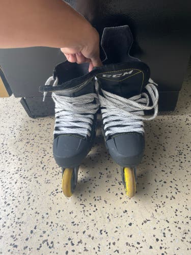 Bauer Roller Skates Regular Width Size 7 (Used)