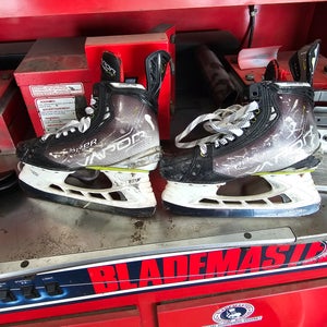 Bauer Vapor Hyperlite Hockey Skates Regular Width Size 5.5 (Used)