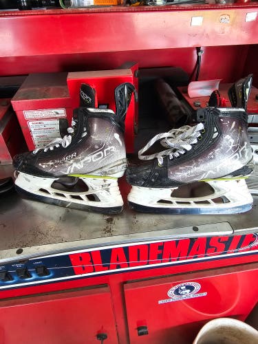 Bauer Vapor Hyperlite Hockey Skates Regular Width Size 5.5 (Used)