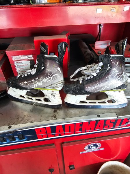 Bauer Vapor Hyperlite Hockey Skates Regular Width Size 5.5 (Used)