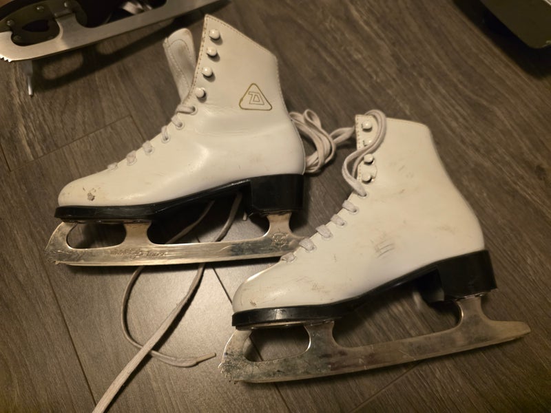 Daoust Figure Skates Junior 12.5 (Used)