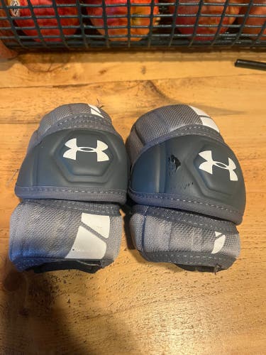 Medium Youth Under Armour strategy Arm Pads (Used)