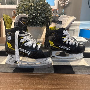 Bauer Supreme M4 Junior Hockey Skates Regular Width Size 3.5 (Used)