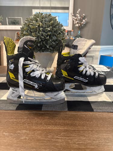 Bauer Supreme M4 Junior Hockey Skates Regular Width Size 3.5 (Used)