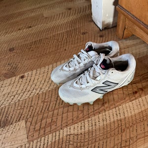 White Unisex Size M 6.5 (W 7.5) Adult New Balance Freeze Low Top Molded Cleats (Used)