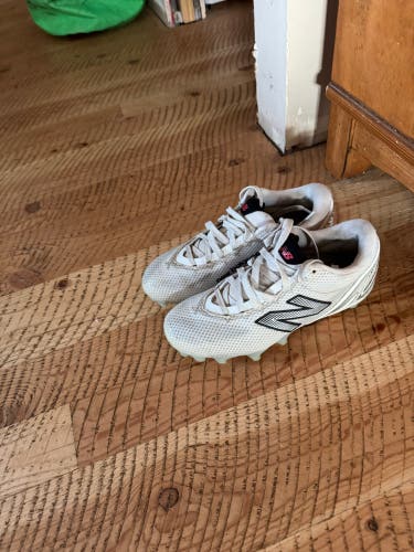 White Unisex Size M 6.5 (W 7.5) Adult New Balance Freeze Low Top Molded Cleats (Used)