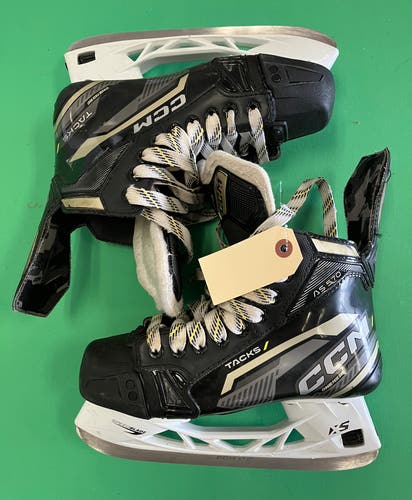 Intermediate CCM Tacks AS-570 Hockey Skates Wide Width 5.5 (Used)