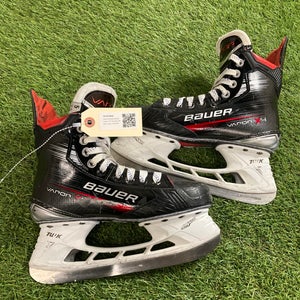 Intermediate Bauer Vapor X4 Hockey Skates Size 4 (Used)