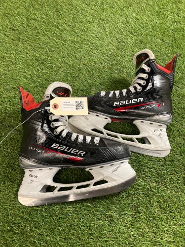 Intermediate Bauer Vapor X4 Hockey Skates Size 4 (Used)