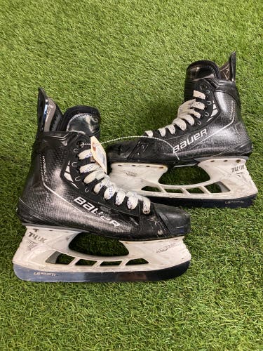 Senior Bauer Vapor Hyperlite Hockey Skates 7.5 (Used)