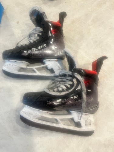 Bauer Vapor X5 Pro Hockey Skates Wide Width Size 4.5 (Used)