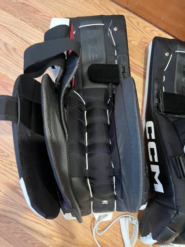 31" CCM Eflex 6.9 Goalie Leg Pads (Used)