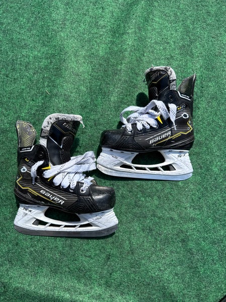 Junior Bauer Supreme M40 Hockey Skates (Regular) Size 2 (Used)