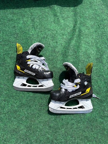 Junior Bauer Ignite Pro+ Hockey Skates (Regular) Size 1 (Used)