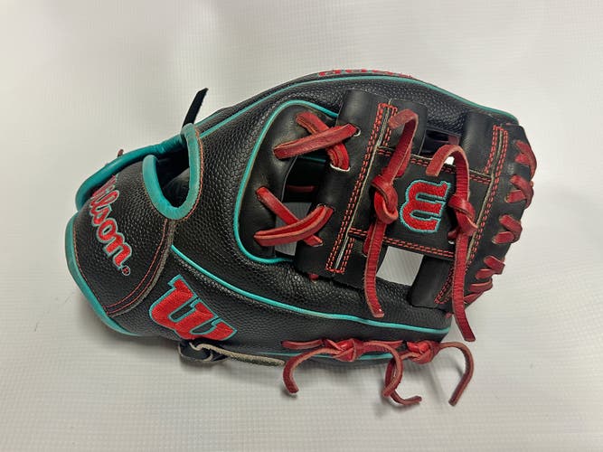 Wilson RH Infield A2000 Baseball Glove 11" (Used)