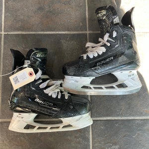 Intermediate Bauer Supreme Mach Hockey Skates Size 4 (Used)