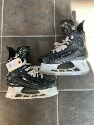 Intermediate Bauer Supreme Mach Hockey Skates Size 4 (Used)