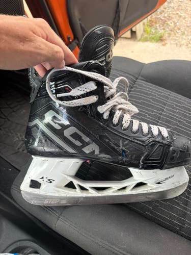 2024 CCM JetSpeed FT690 Hockey Skates Wide Width 9 (Used)