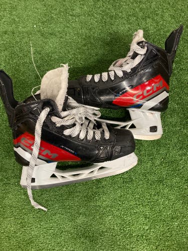 Intermediate CCM JetSpeed FT670 Hockey Skates Regular Width Size 5 (Used)
