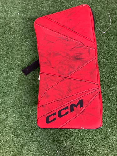 Red Intermediate CCM Axis 2.9 Goalie Gloves & Blockers Regular (Used)