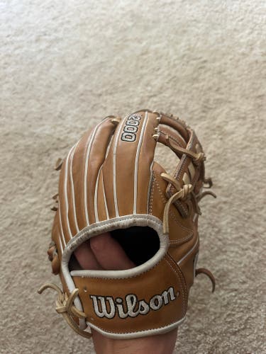 Wilson RH Infield A2000 Baseball Glove 11.5" (Used)