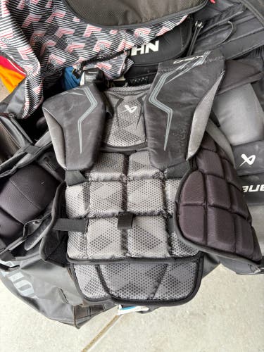 Medium Bauer GSX Goalie Chest Protector (Used)