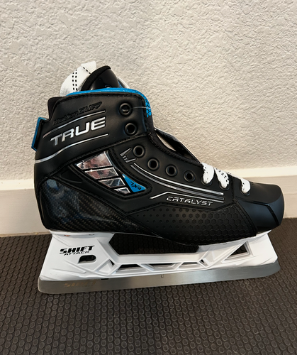2025 True Catalyst 7X4 Hockey Skates Regular Width Size 5 (New)
